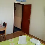 Alissa 招待所 2*